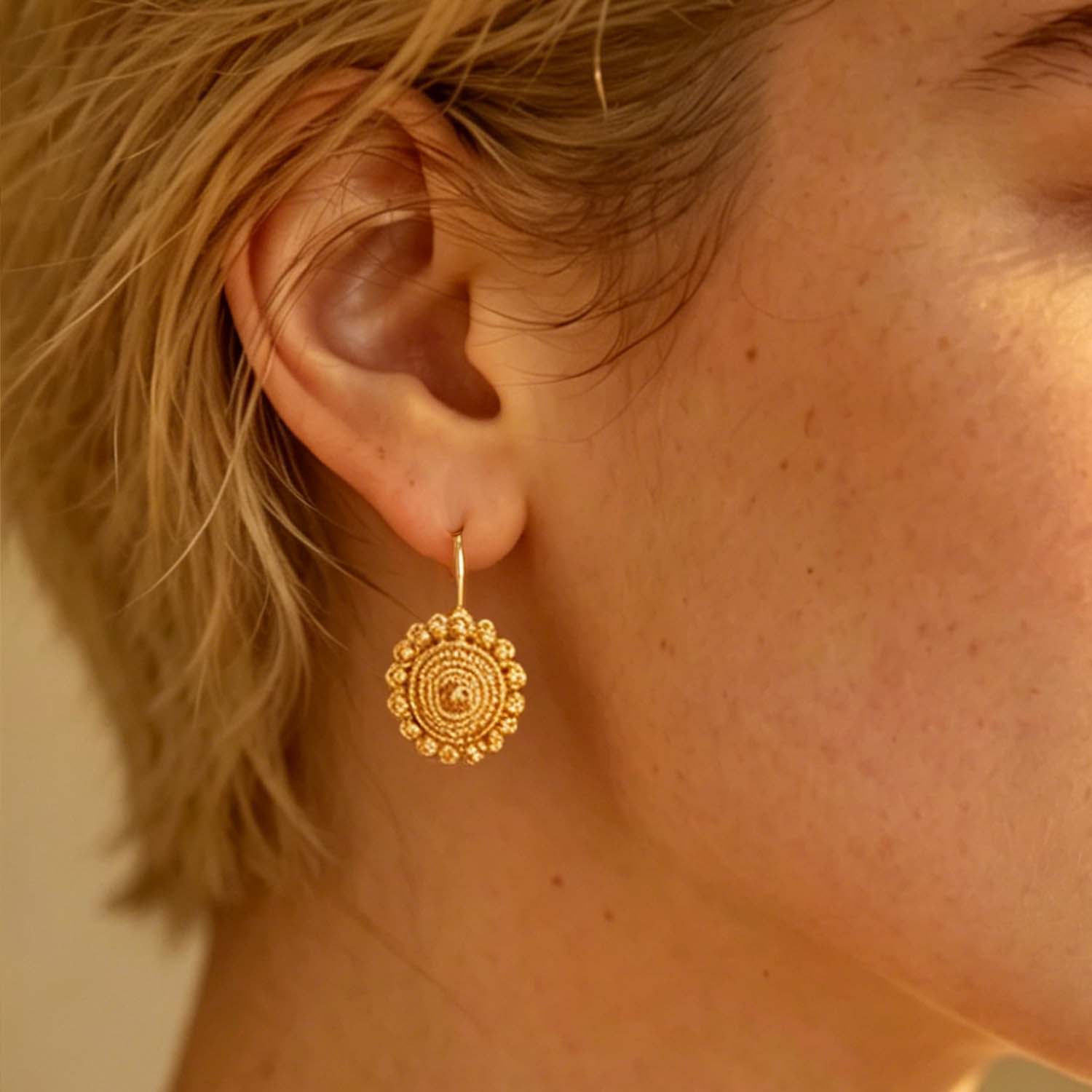 Ethnic Fashion Photography - Boucles d'oreilles de style ethnique classique,
